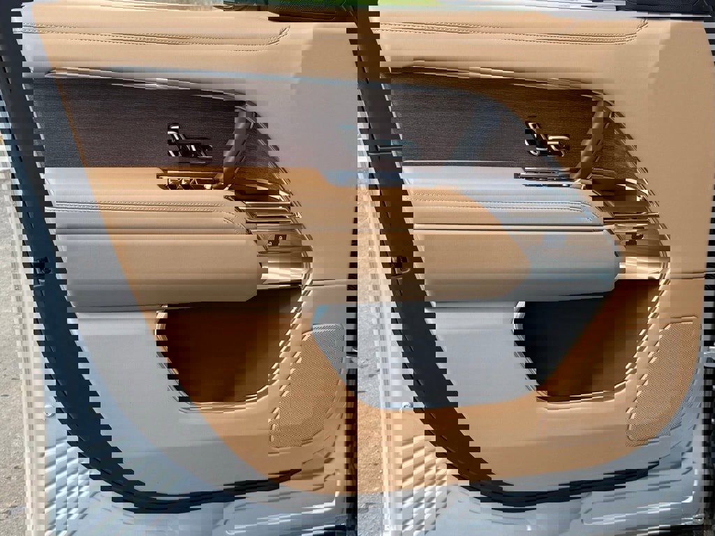 New 2025 Land Rover Range Rover SE image 13