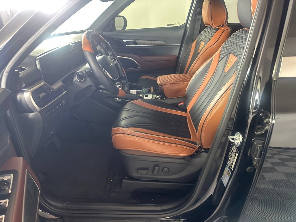 Used 2024 Kia Telluride EX w/ EX Captain's Chair Package FWD image 3
