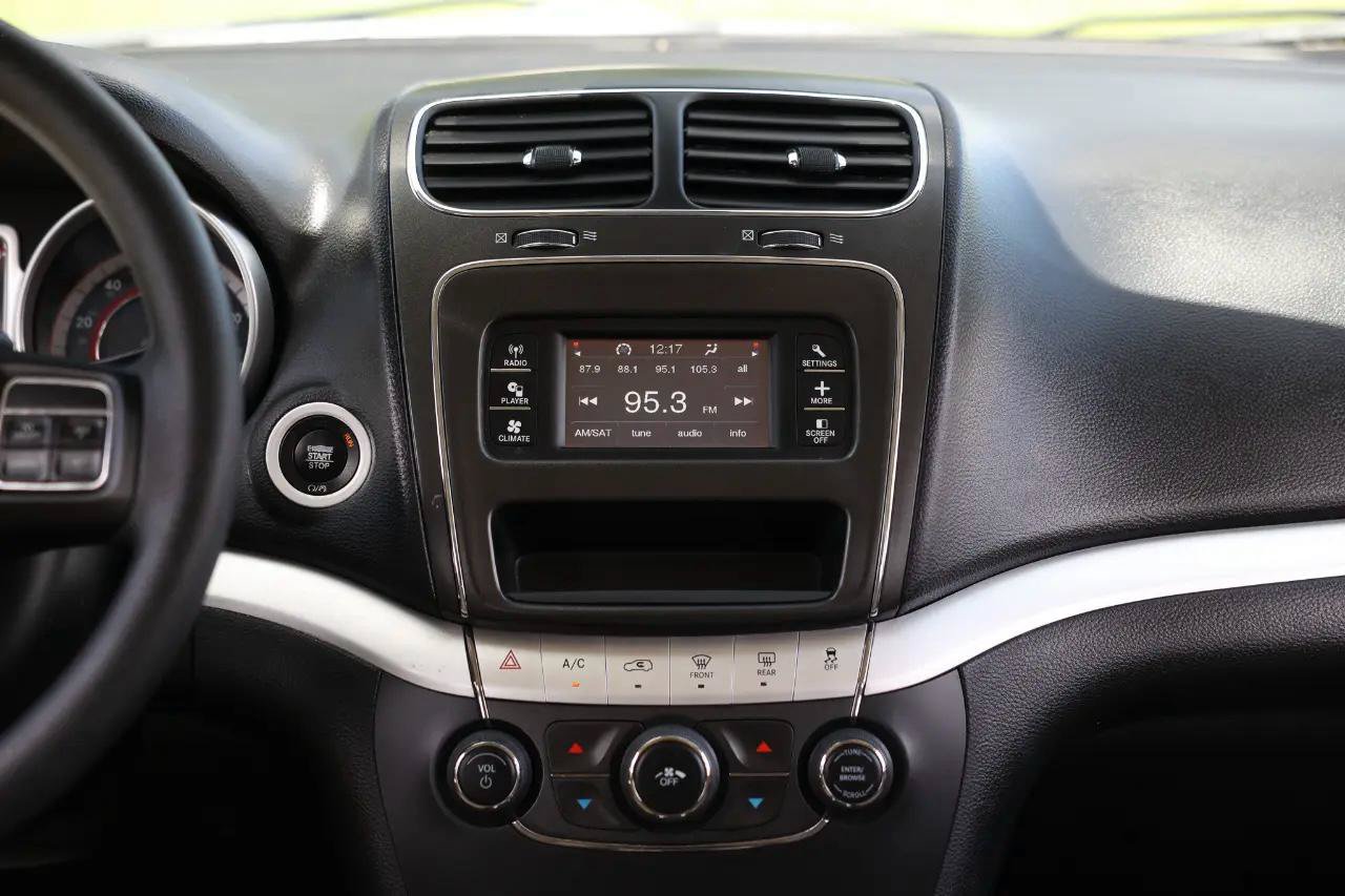 Used 2017 Dodge Journey SXT w/ Comfort/Convenience Group FWD image 31