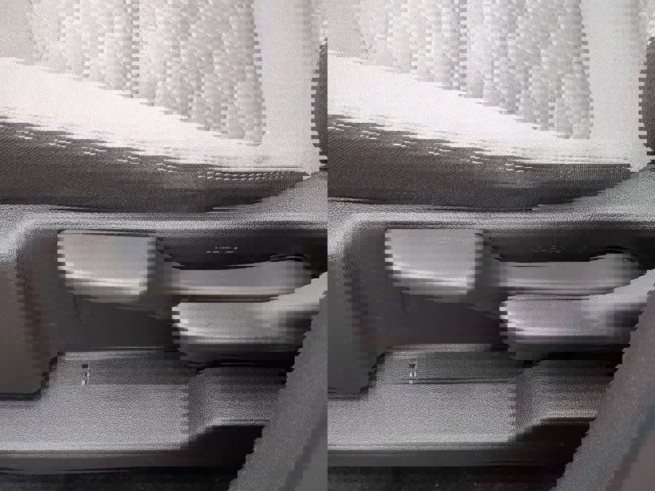 Used 2021 Chevrolet Equinox LS image 17