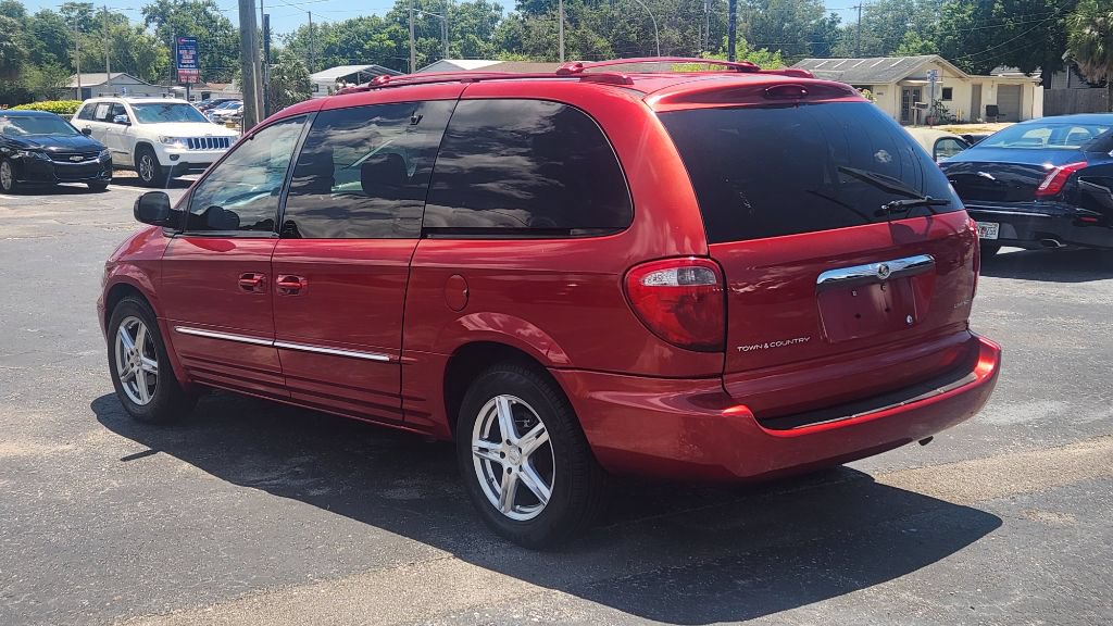Used 2004 Chrysler Town & Country Limited FWD image 4