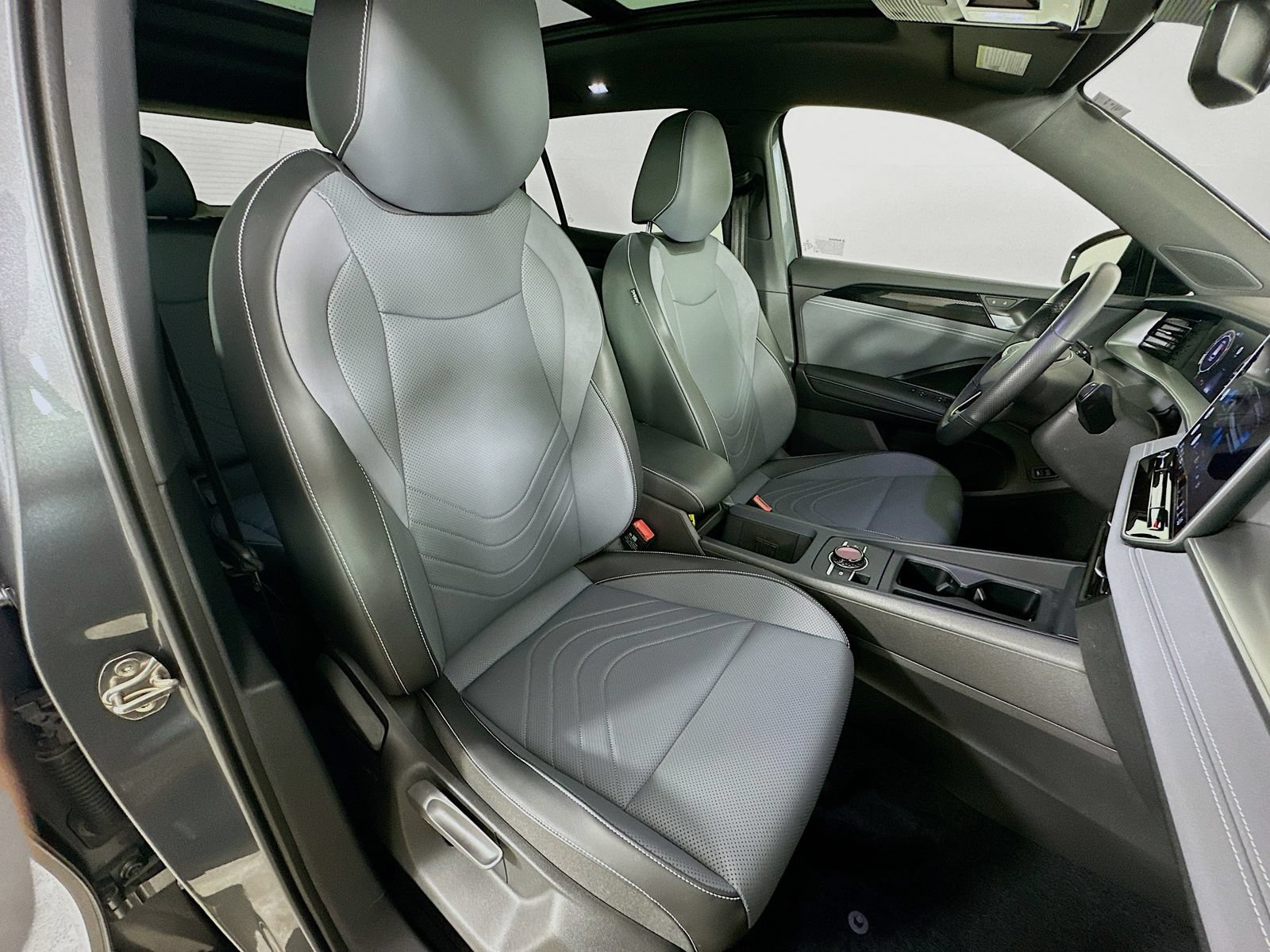 Certified 2025 Volkswagen Tiguan SE R-Line AWD/4WD image 45