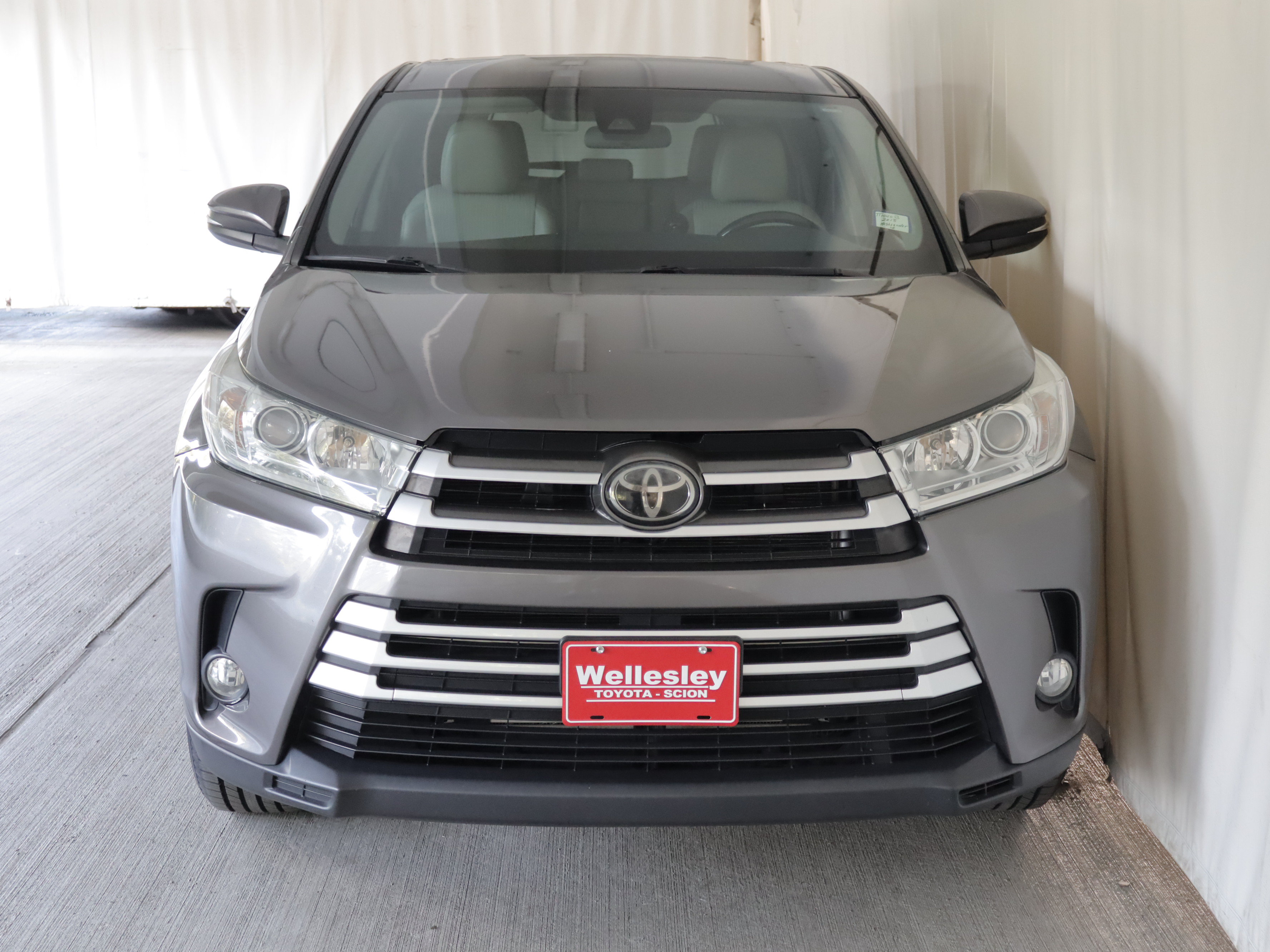 Used 2018 Toyota Highlander Plus AWD/4WD image 3
