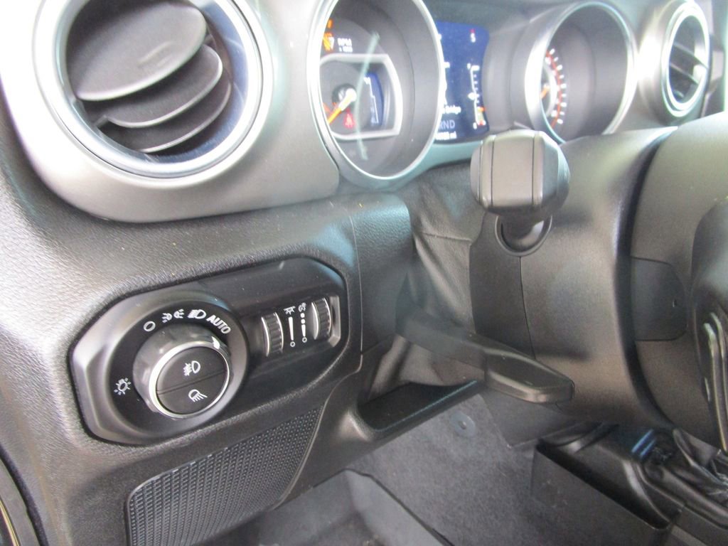 Used 2021 Jeep Gladiator Overland w/ Dual Top Group AWD/4WD image 28