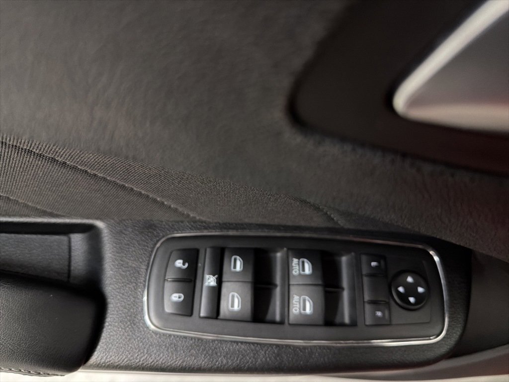 Used 2019 Dodge Charger SXT image 10