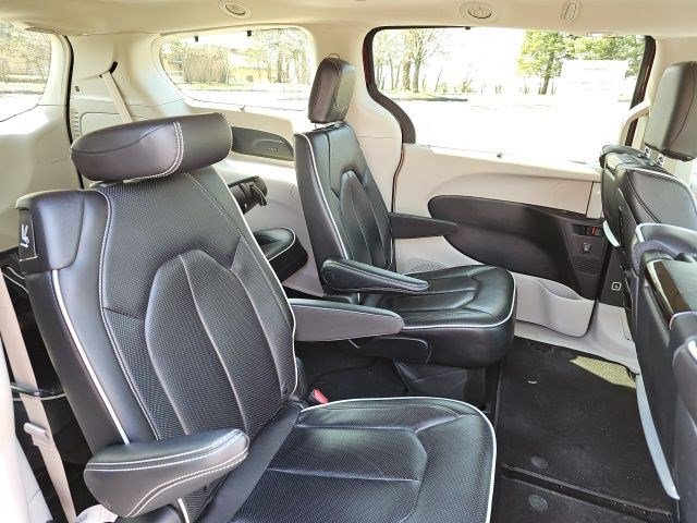 Used 2022 Chrysler Pacifica Limited w/ Uconnect Theater Family Group image 16