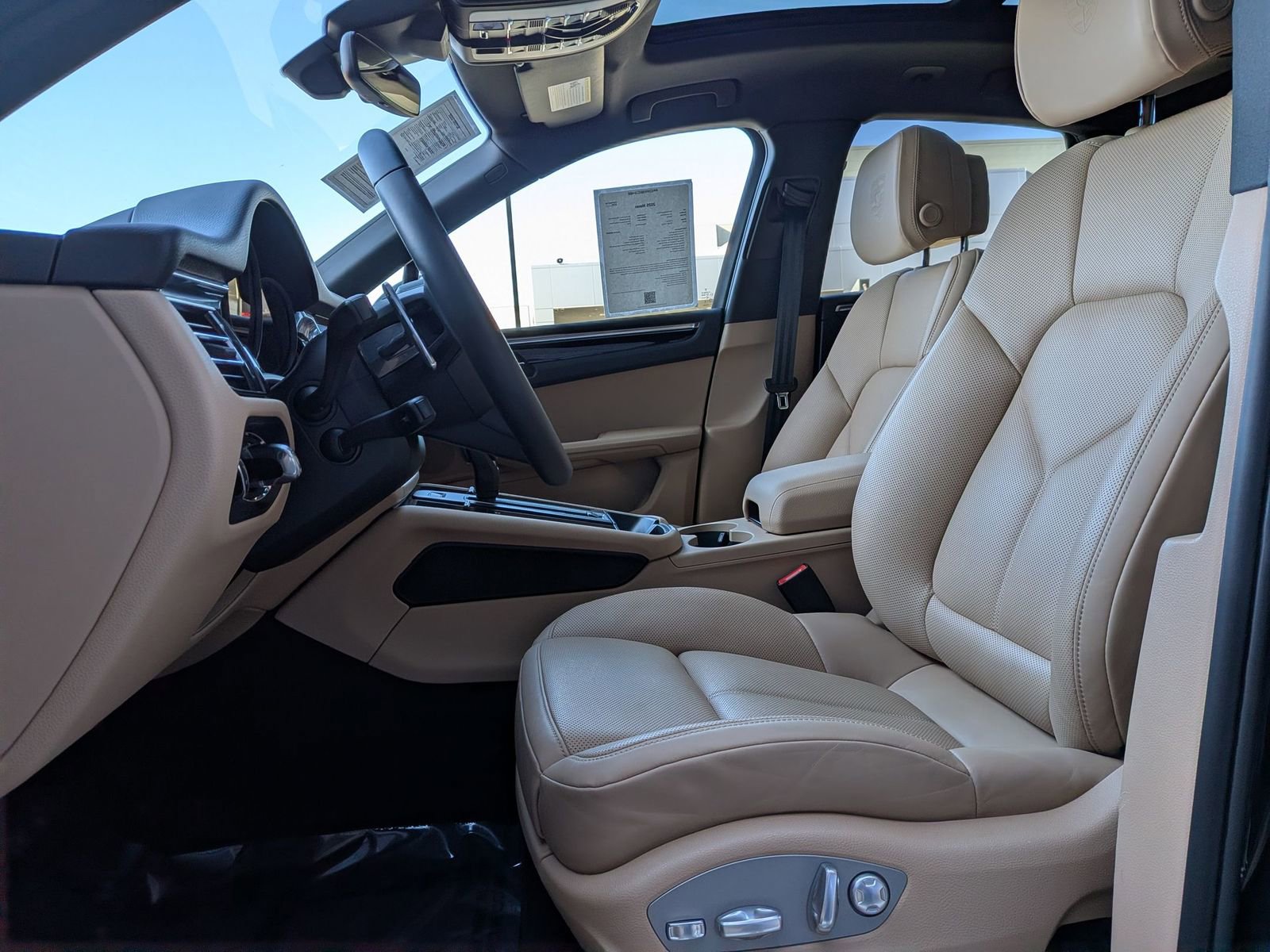 Certified 2025 Porsche Macan image 5