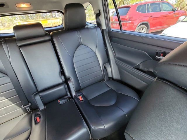 Used 2022 Toyota Highlander XLE image 6