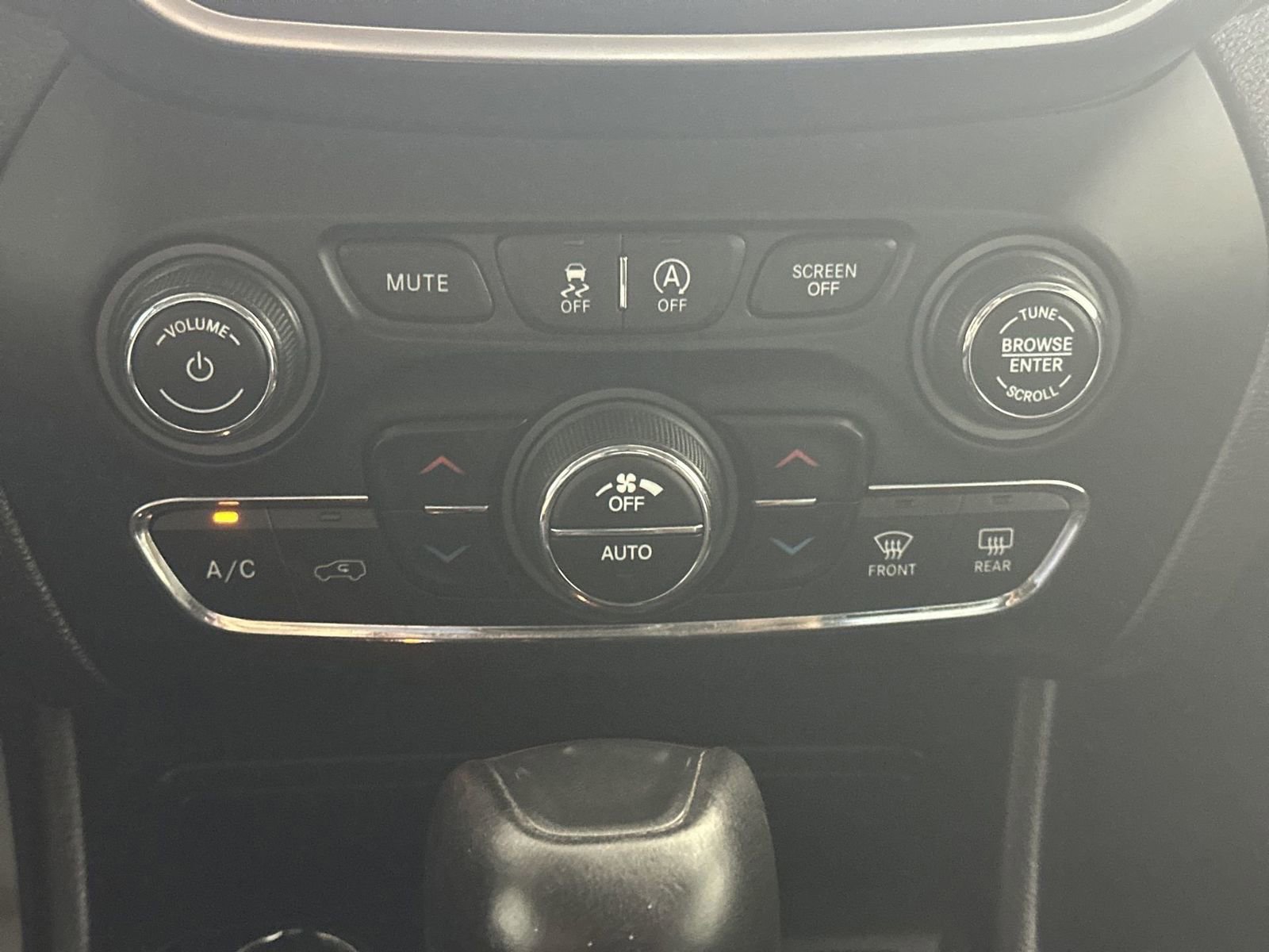 Used 2020 Jeep Cherokee Trailhawk w/ Cold Weather Group AWD/4WD image 23