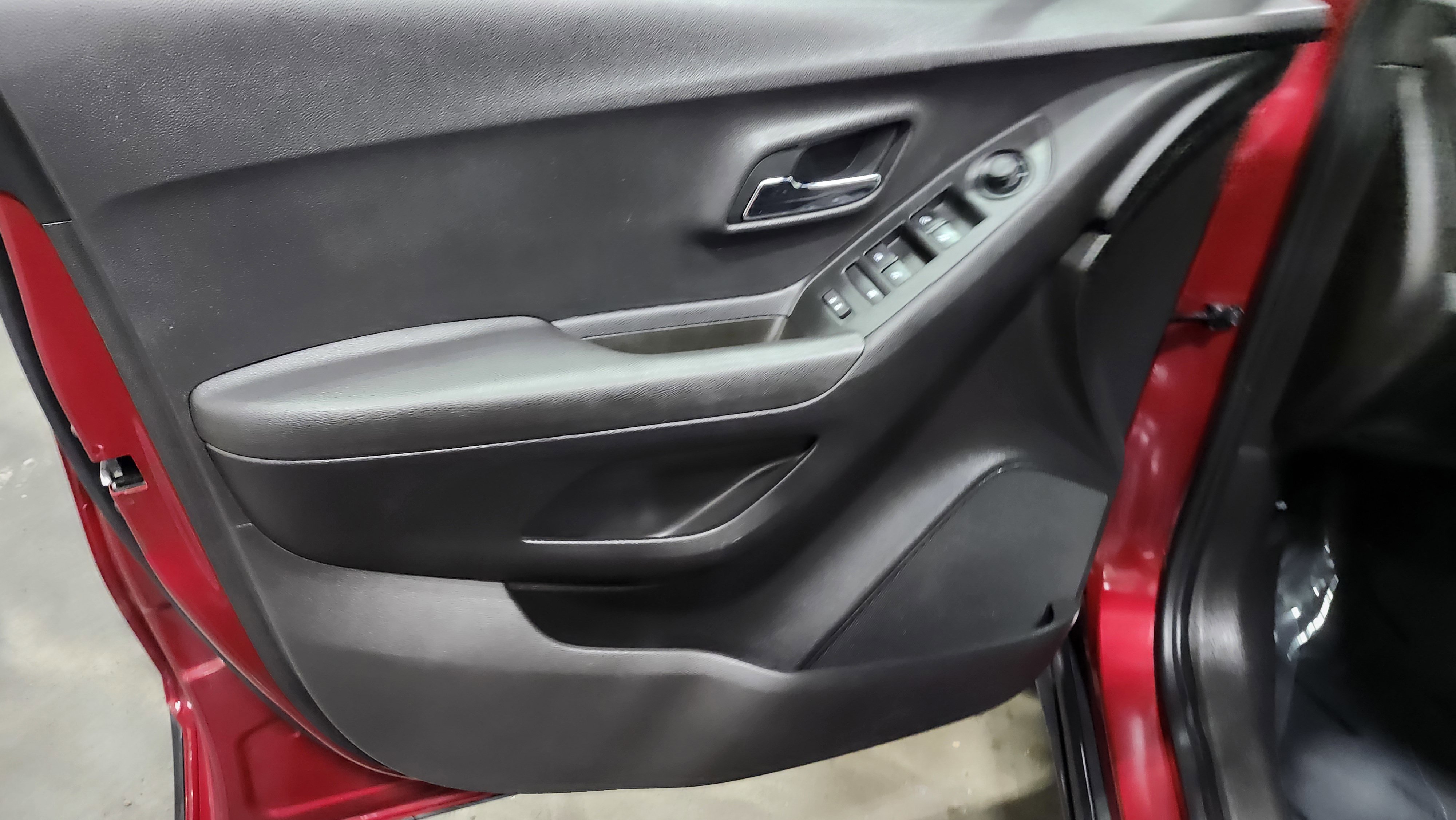 Used 2020 Chevrolet Trax LT w/ LT Convenience Package image 24