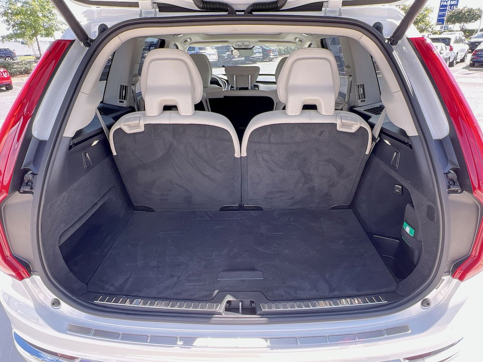 Certified 2025 Volvo XC90 T8 Plus w/ Protection Package Premier image 27