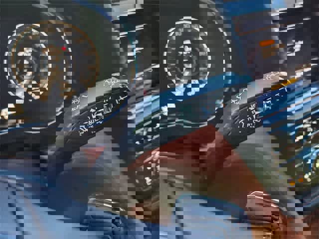 Used 2023 Bentley Bentayga Plug-In Hybrid image 27