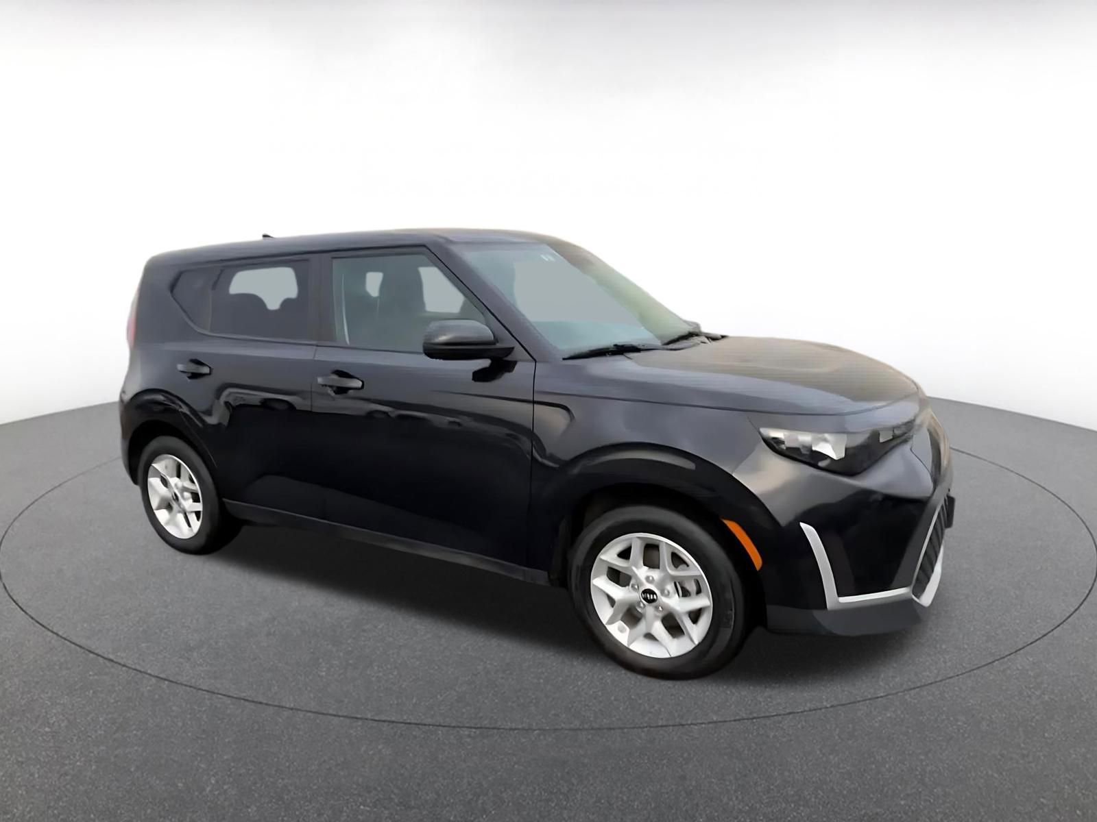 Used 2025 Kia Soul LX w/ LX Technology Package FWD image 2