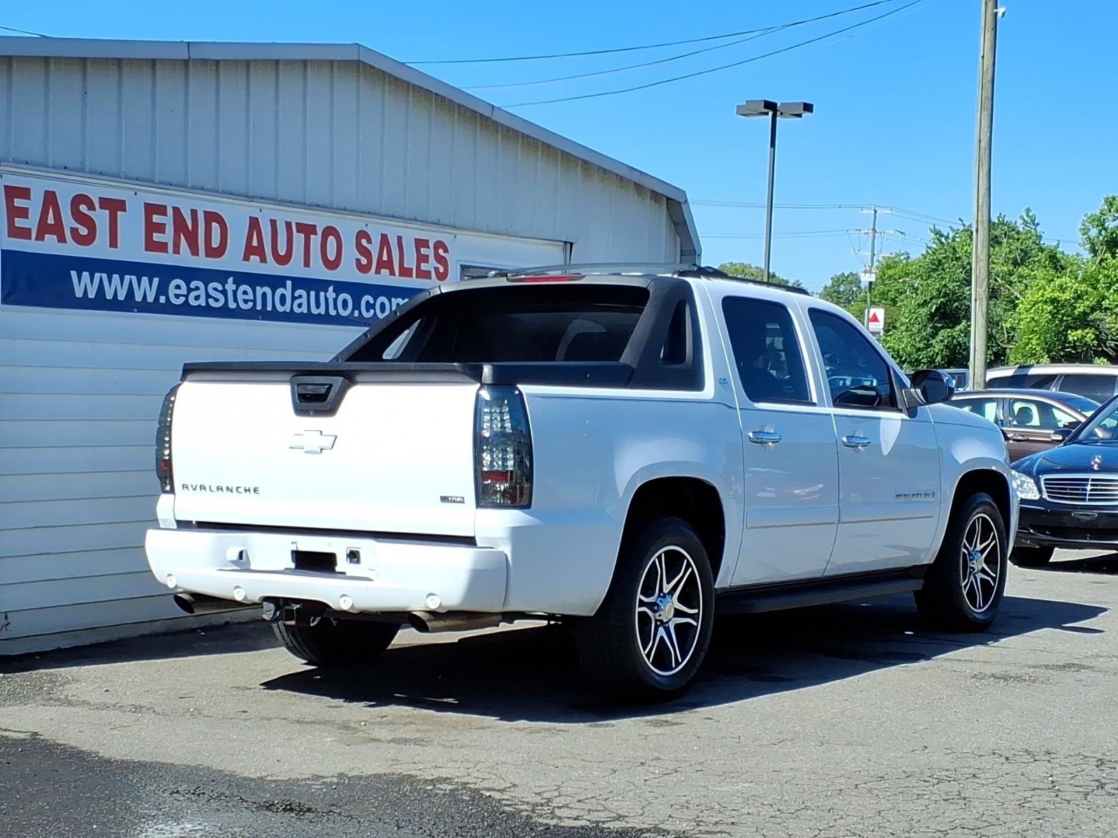 Used 2008 Chevrolet Avalanche LTZ w/ LTZ Preferred Equipment Group AWD/4WD image 3