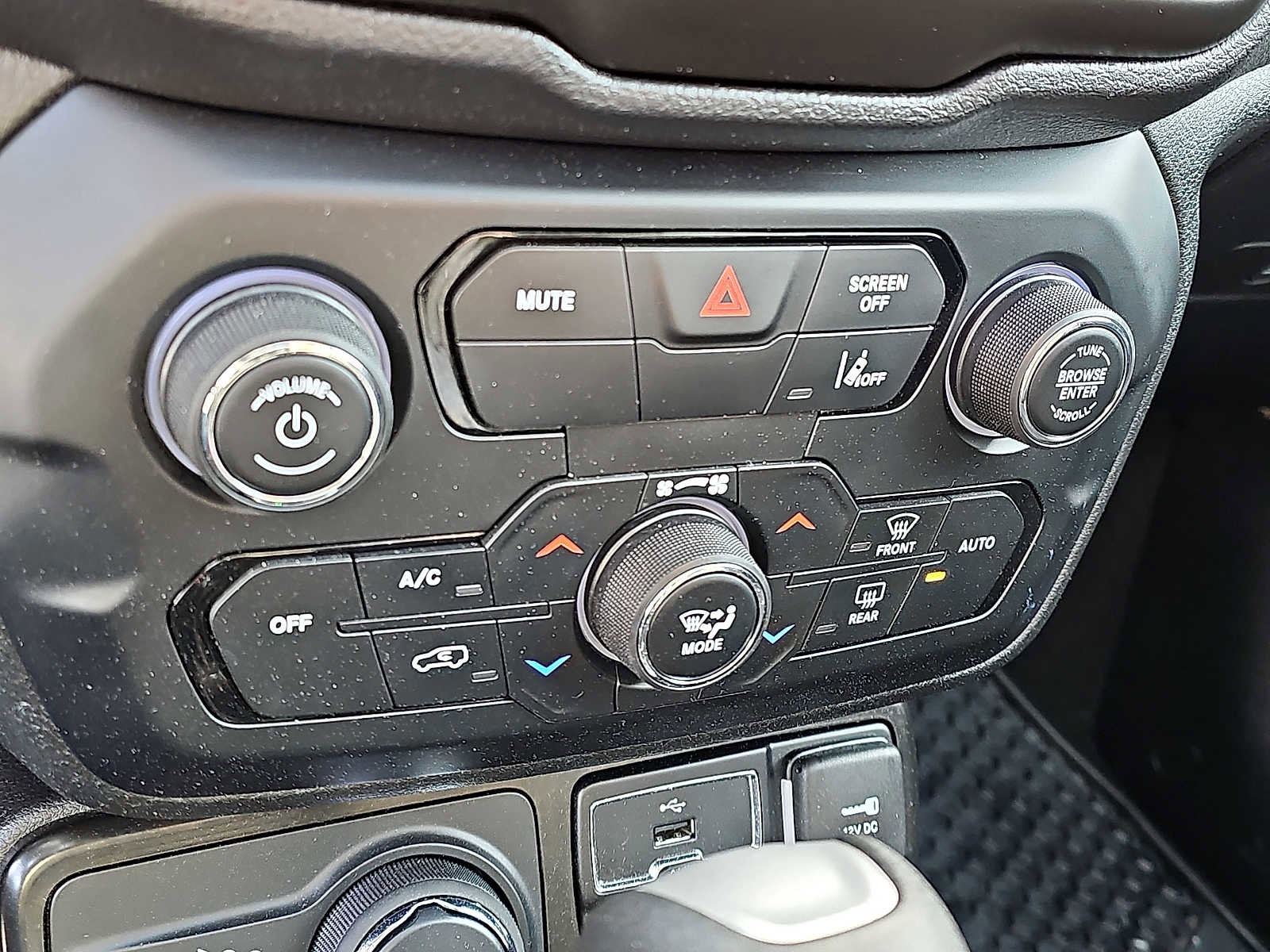 Used 2023 Jeep Renegade Latitude w/ Sun/Sound Group image 16