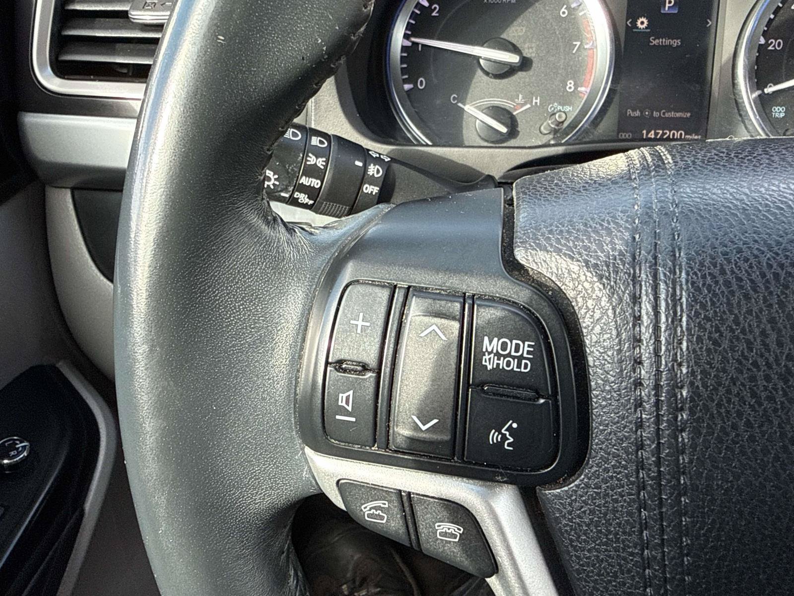 Used 2016 Toyota Highlander XLE w/ Four Season Floor Mat Package AWD/4WD image 27