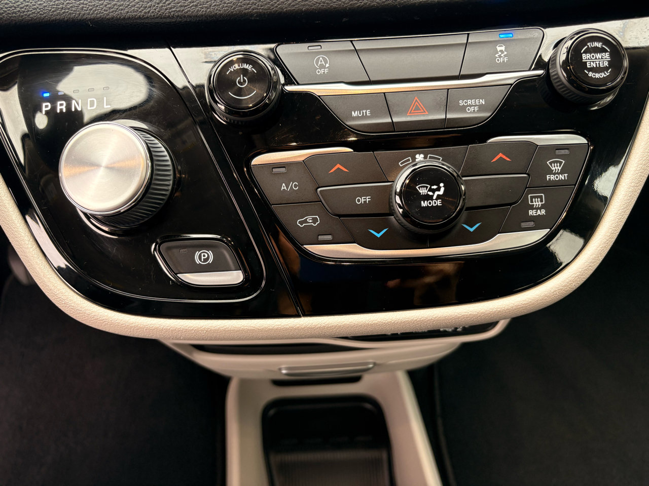 Used 2022 Chrysler Voyager LX image 17