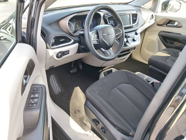 Used 2023 Chrysler Voyager LX FWD image 9
