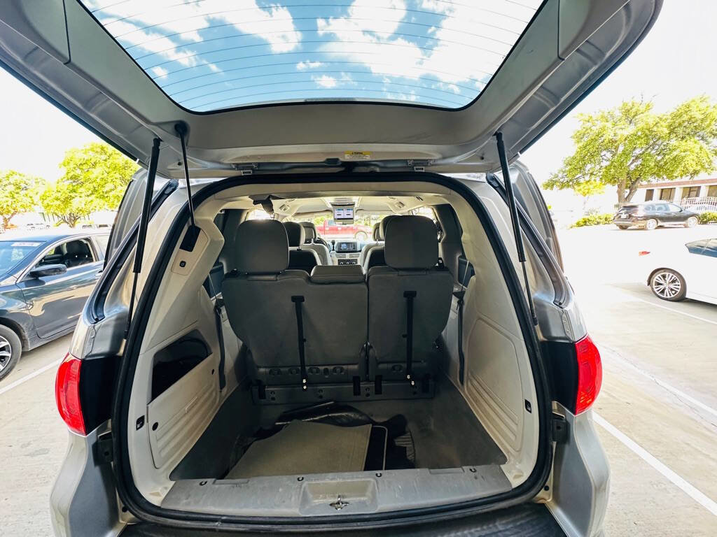 Used 2012 Volkswagen Routan SE image 20