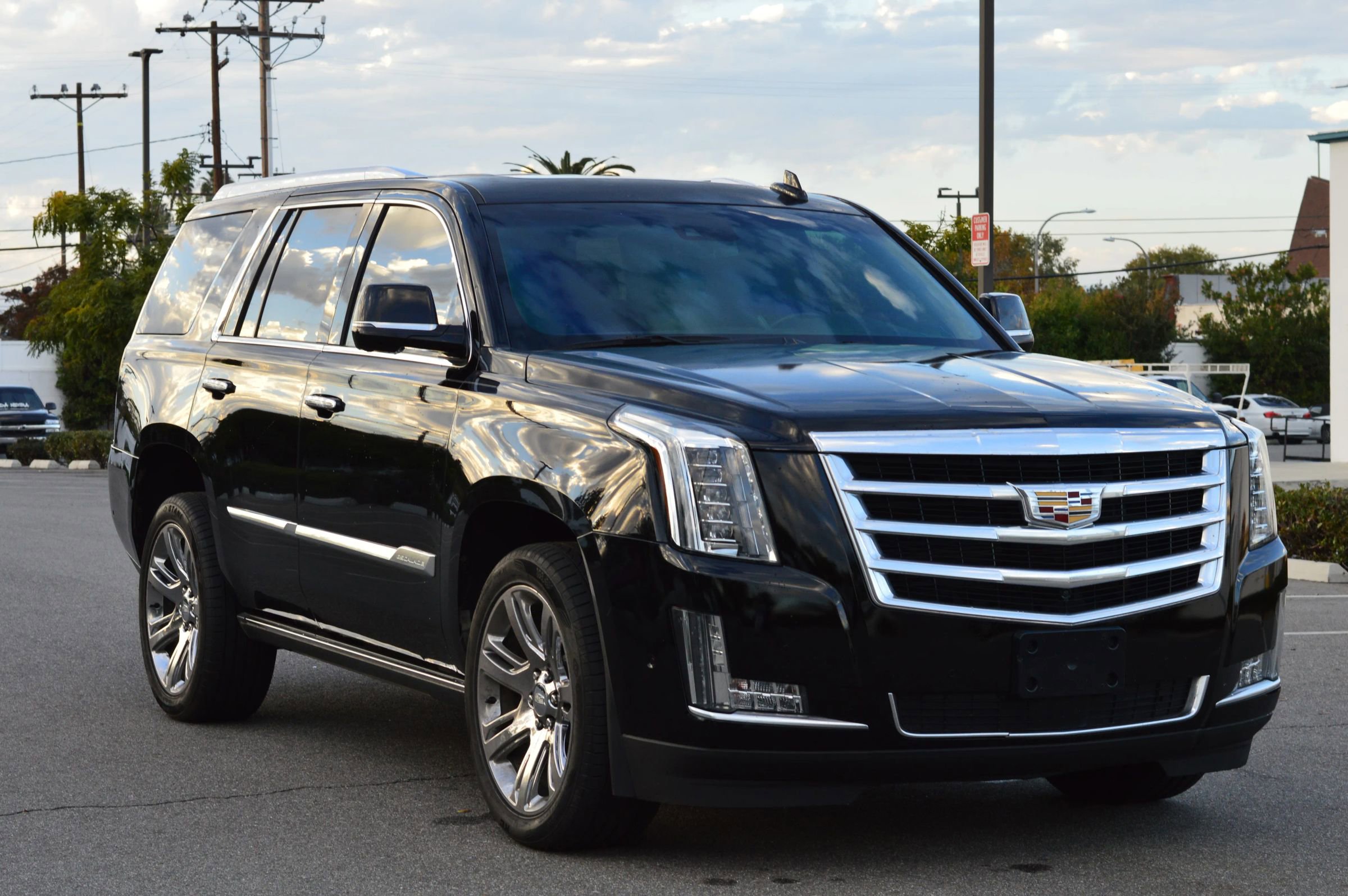 Used 2017 Cadillac Escalade Premium Luxury image 3