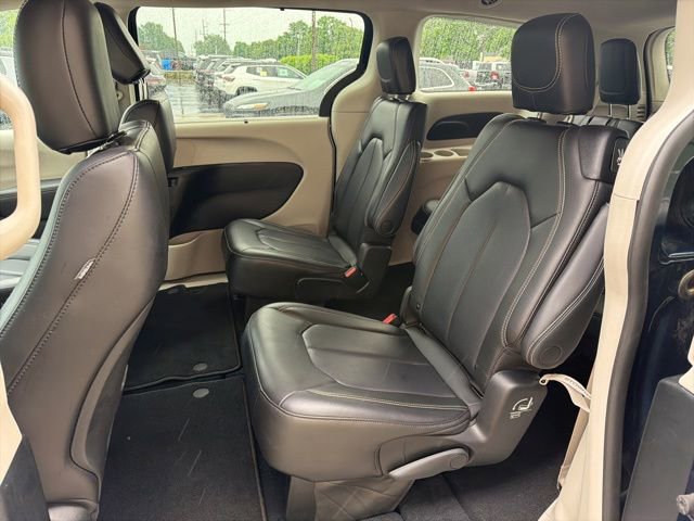 Used 2023 Chrysler Pacifica Touring-L AWD/4WD image 15