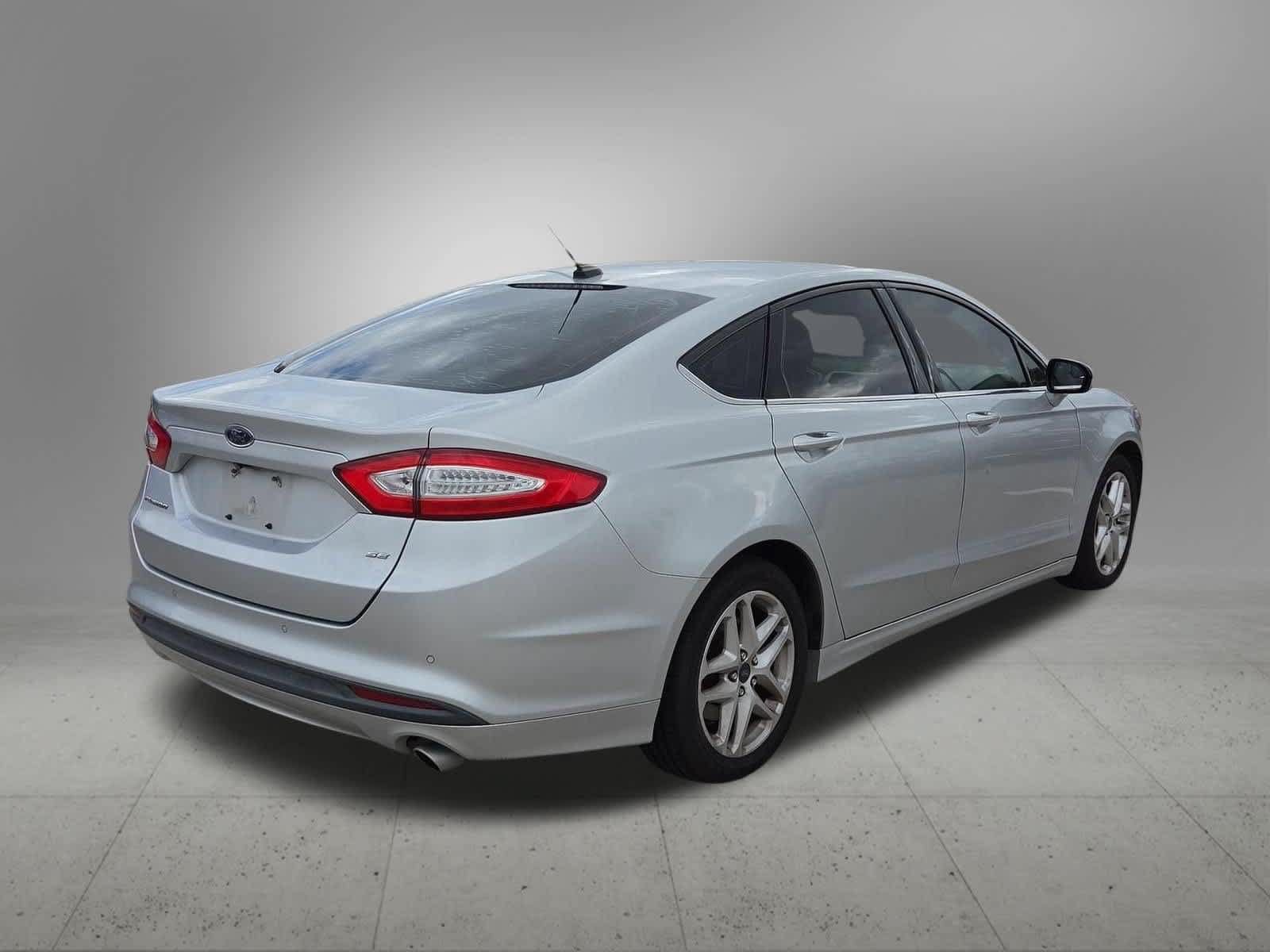 Used 2016 Ford Fusion SE FWD image 6