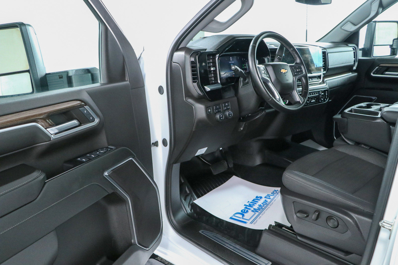 Used 2024 Chevrolet Silverado 2500 LT w/ Convenience Package AWD/4WD image 3