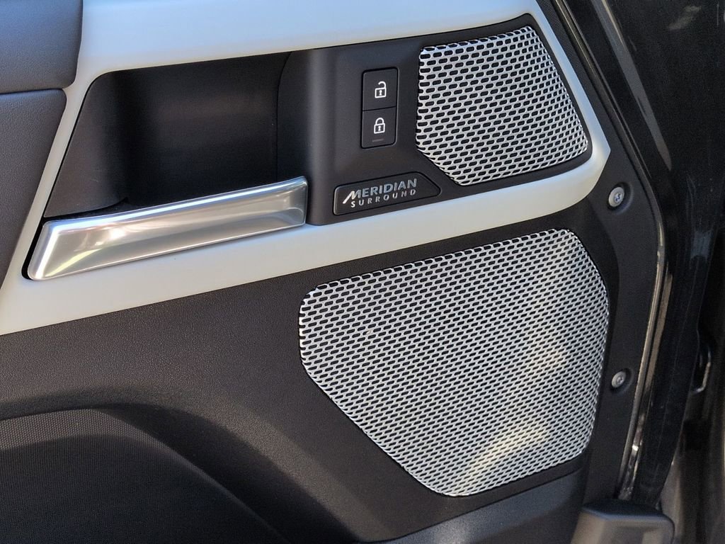 Used 2023 Land Rover Defender 130 SE image 15