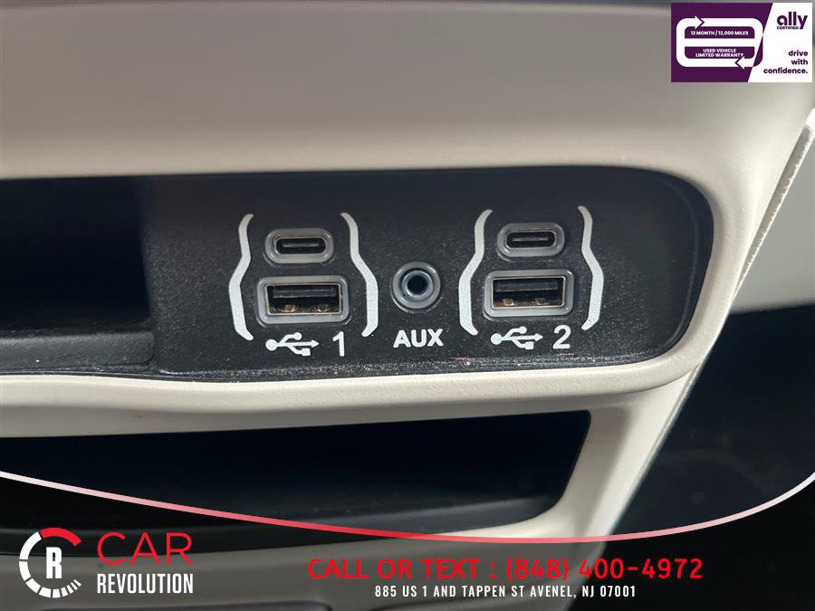 Used 2024 Chrysler Pacifica Limited FWD image 24