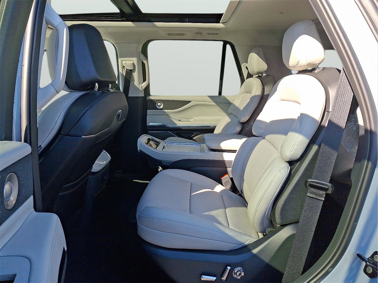 New 2025 Lincoln Navigator Reserve AWD/4WD image 9
