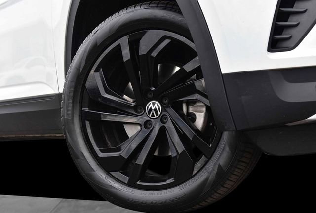 Certified 2023 Volkswagen Atlas SE w/ Black Wheel Package image 3