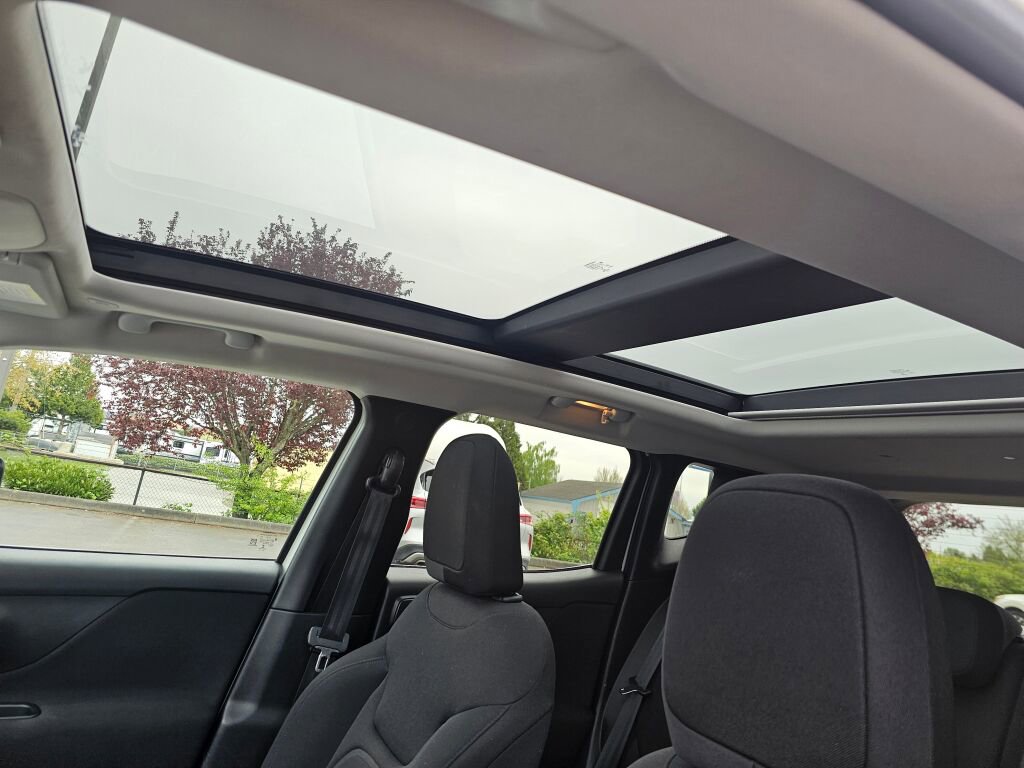 Used 2021 Jeep Renegade Latitude w/ Sun & Sound Group AWD/4WD image 26