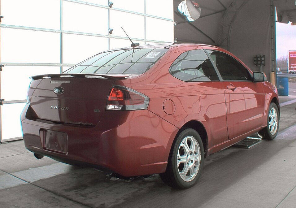 Used 2010 Ford Focus SE image 3