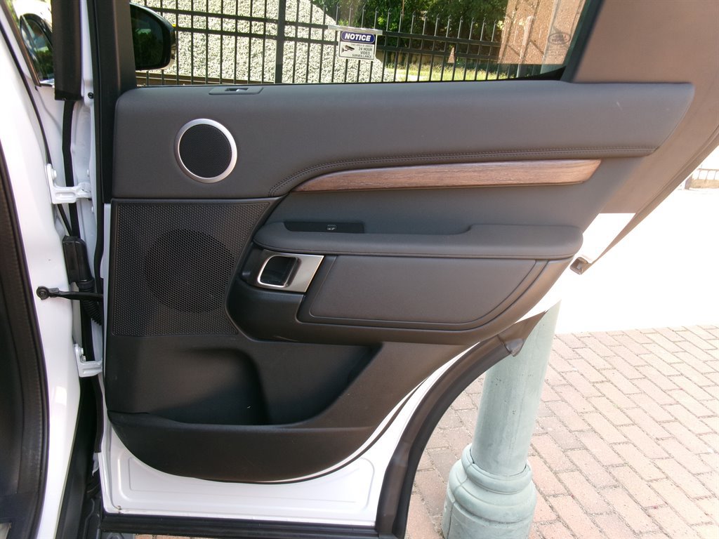 Used 2020 Land Rover Discovery HSE AWD/4WD image 25