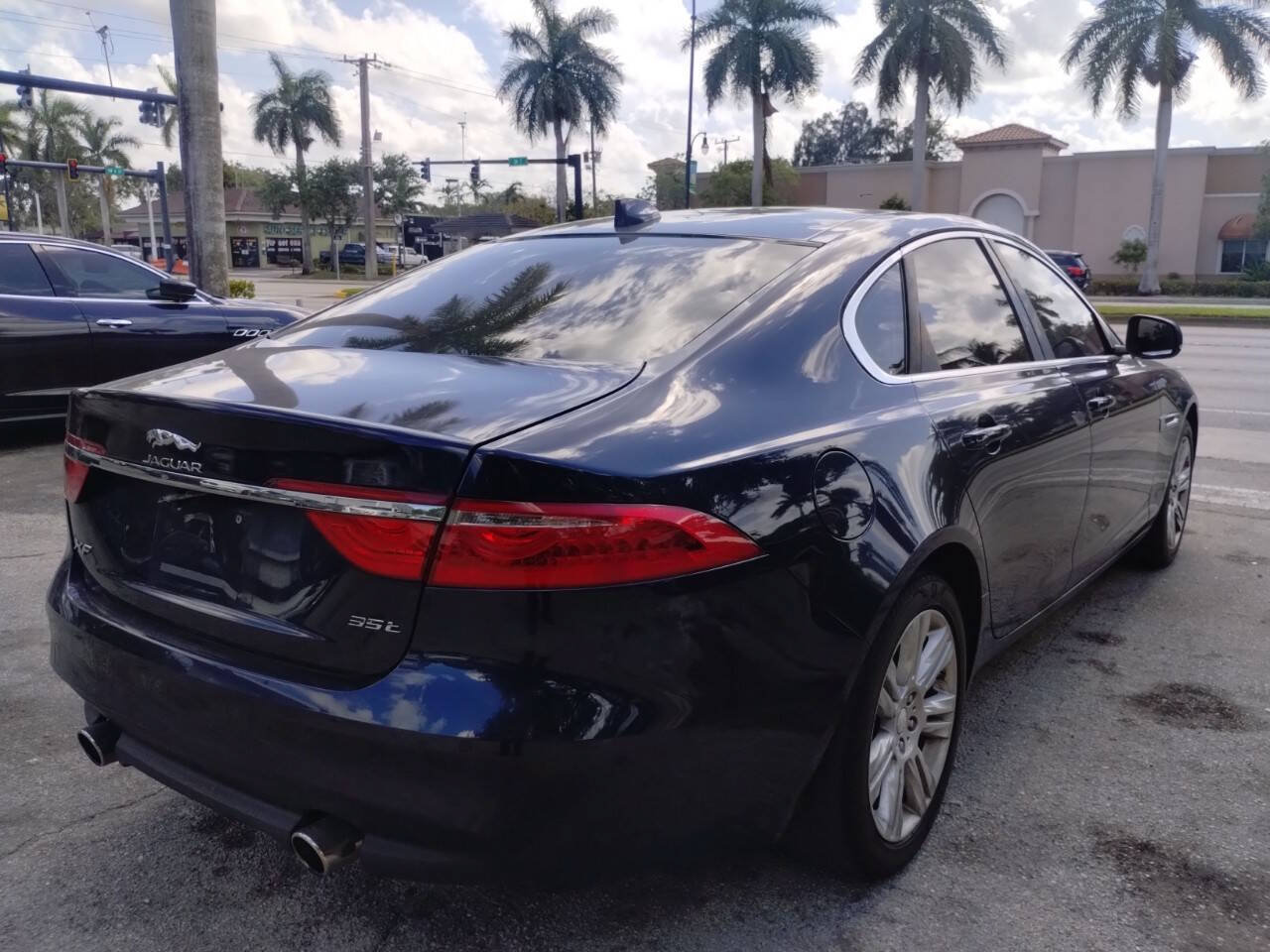 Used 2017 Jaguar XF Premium RWD image 10