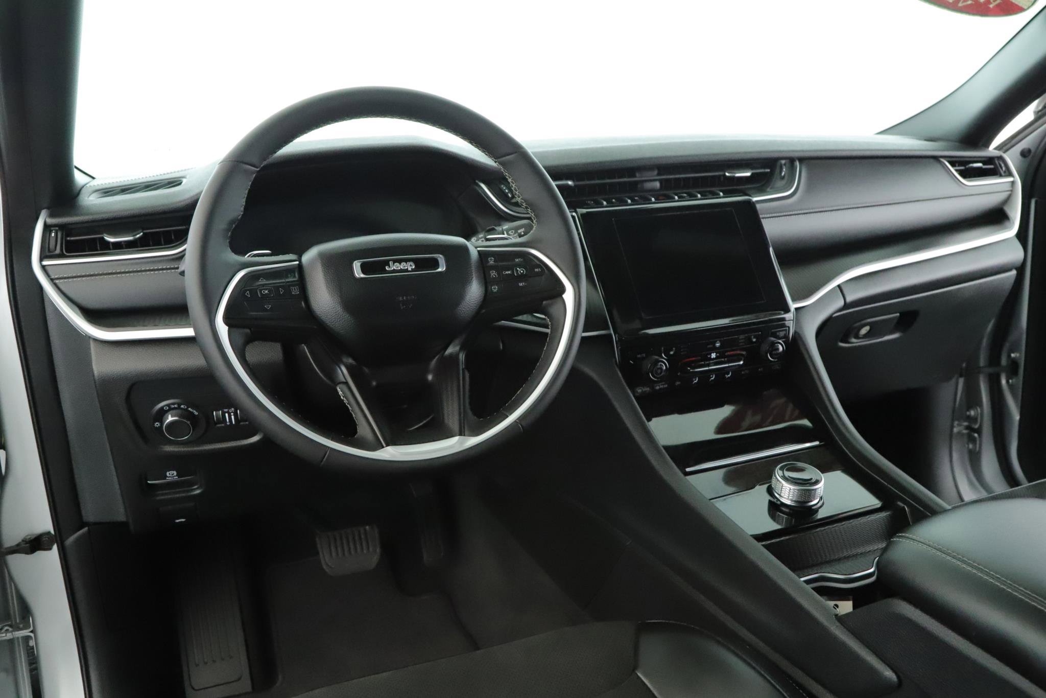 Used 2024 Jeep Grand Cherokee Altitude image 2