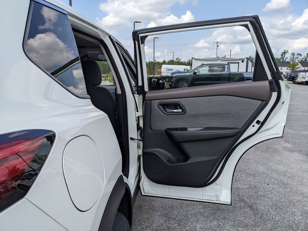 Used 2023 Nissan Rogue SV image 54