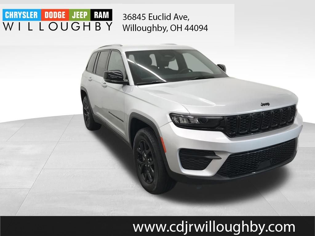 Used 2024 Jeep Grand Cherokee Altitude image 3