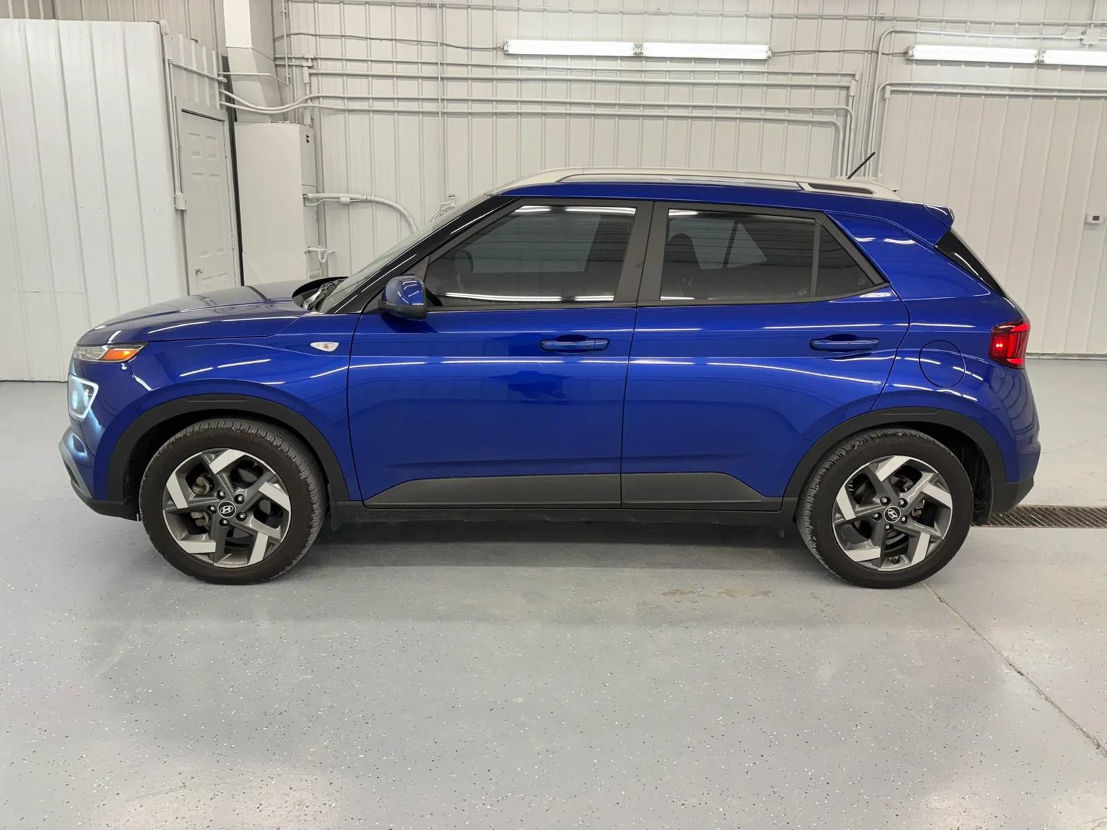 Used 2023 Hyundai Venue Limited FWD image 8