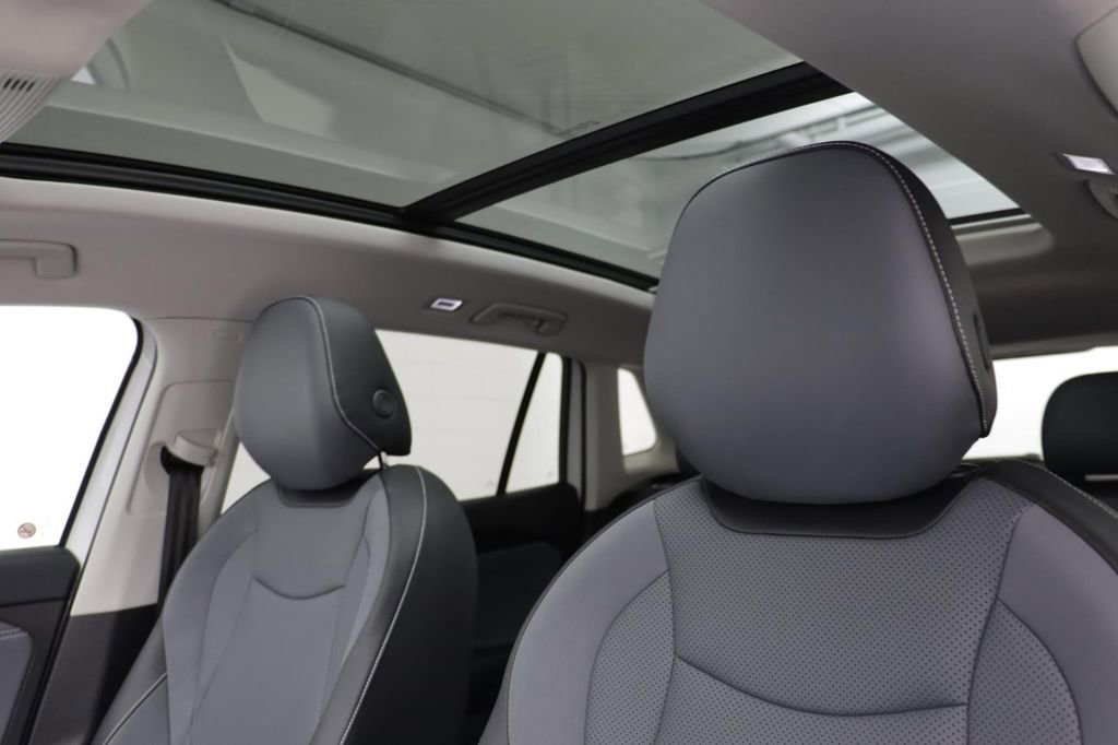 Used 2025 Volkswagen Tiguan SE w/ Panoramic Sunroof Package image 12