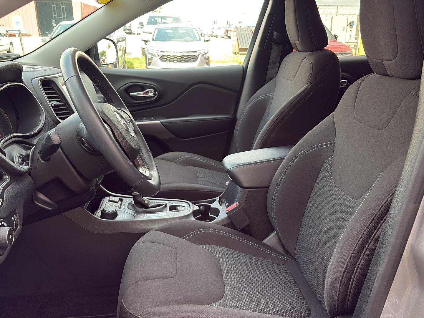 Used 2019 Jeep Cherokee Latitude w/ Cold Weather Group AWD/4WD image 6