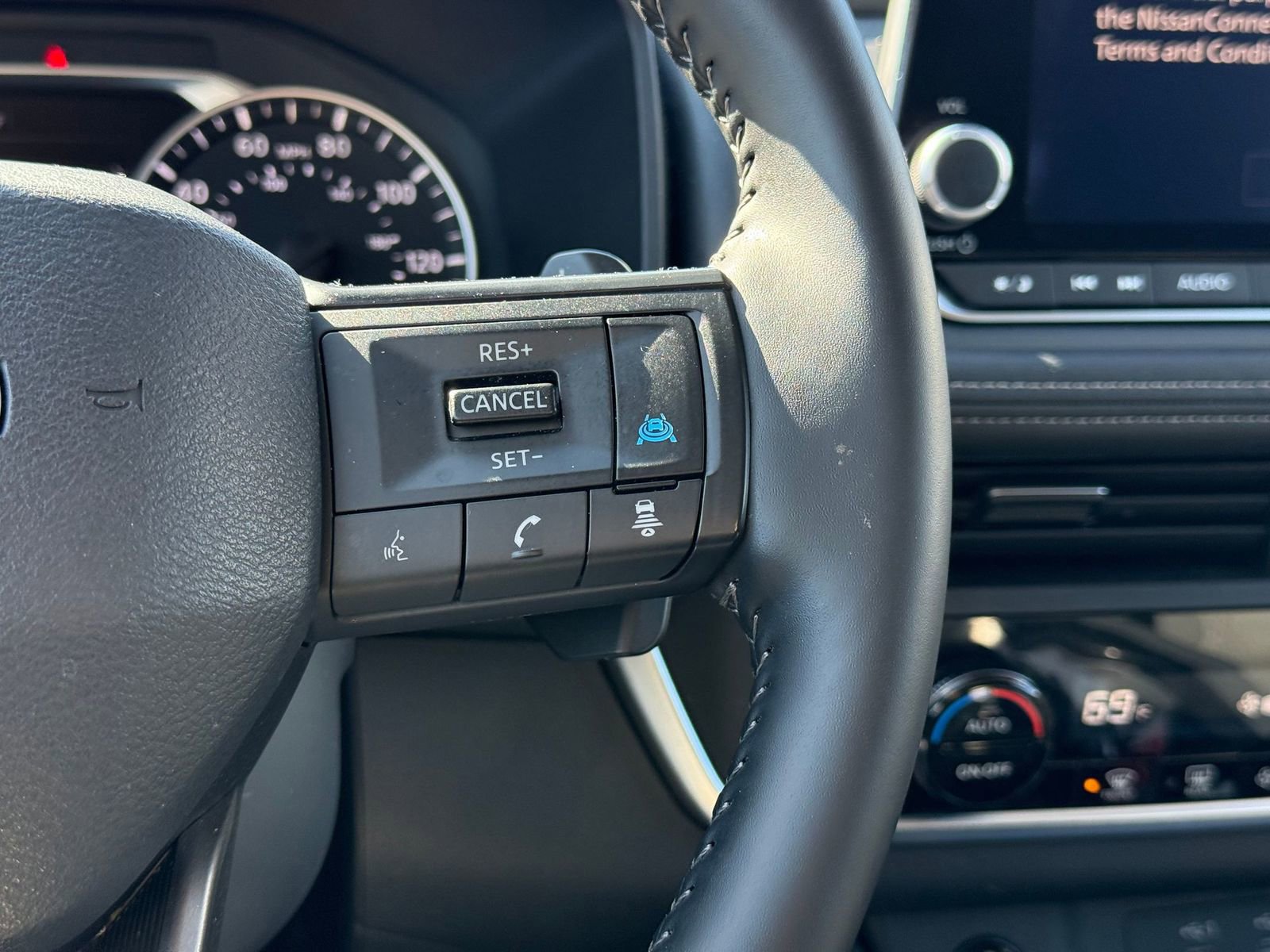 Certified 2025 Nissan Rogue SV image 17