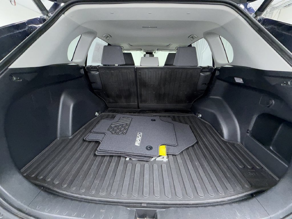 Used 2019 Toyota RAV4 XLE w/ Convenience Package AWD/4WD image 16