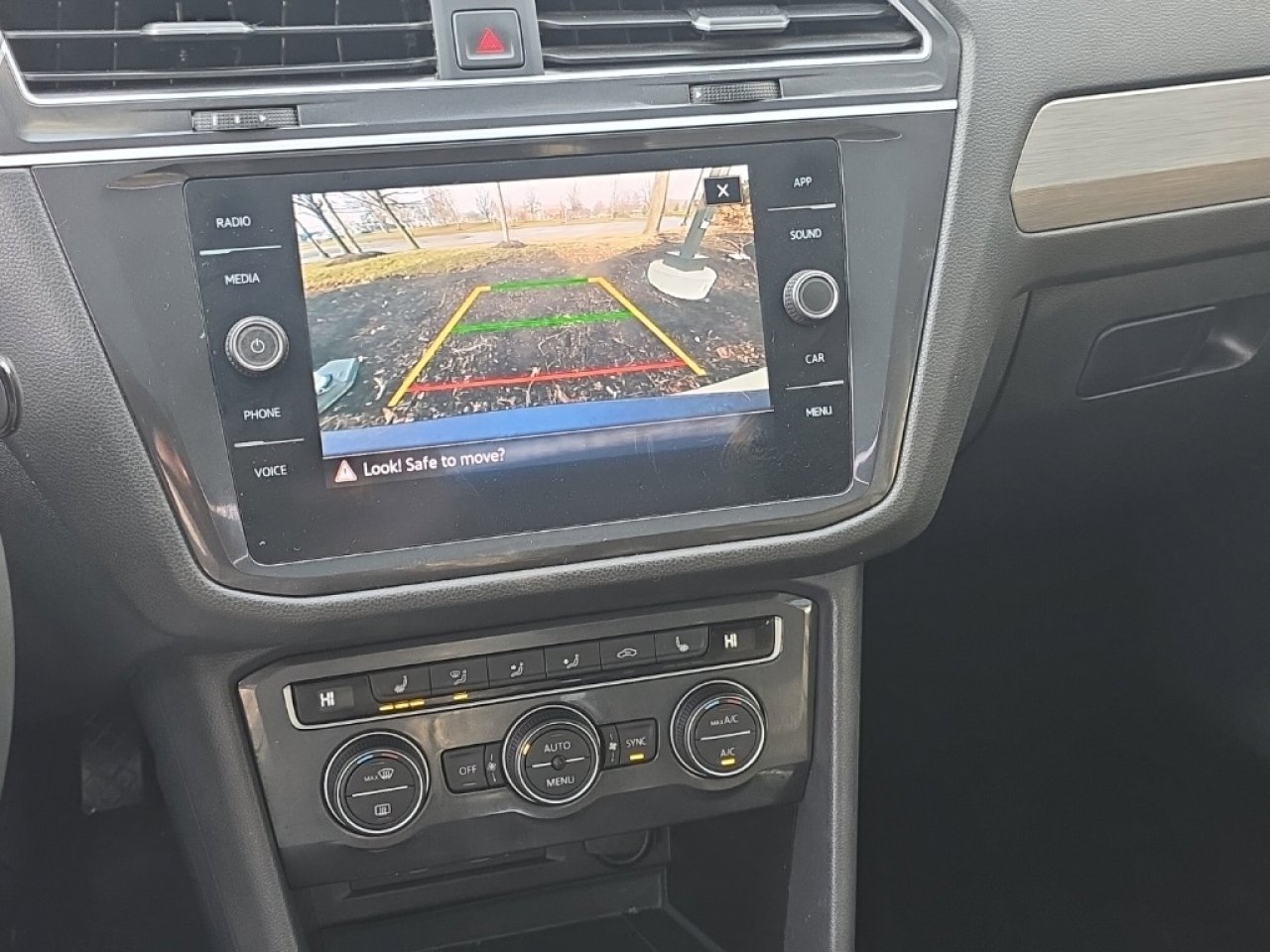 Used 2021 Volkswagen Tiguan SE image 32