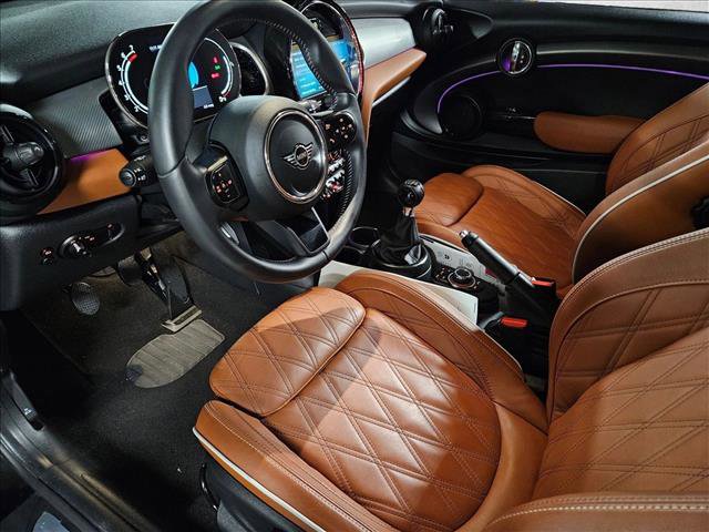 Used 2024 MINI Cooper 2-Door Hardtop w/ Signature Upholstery Package image 10