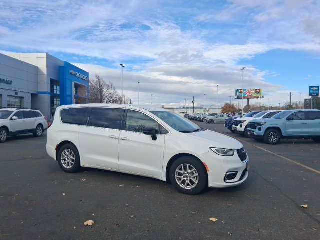 Used 2024 Chrysler Pacifica Touring-L image 1