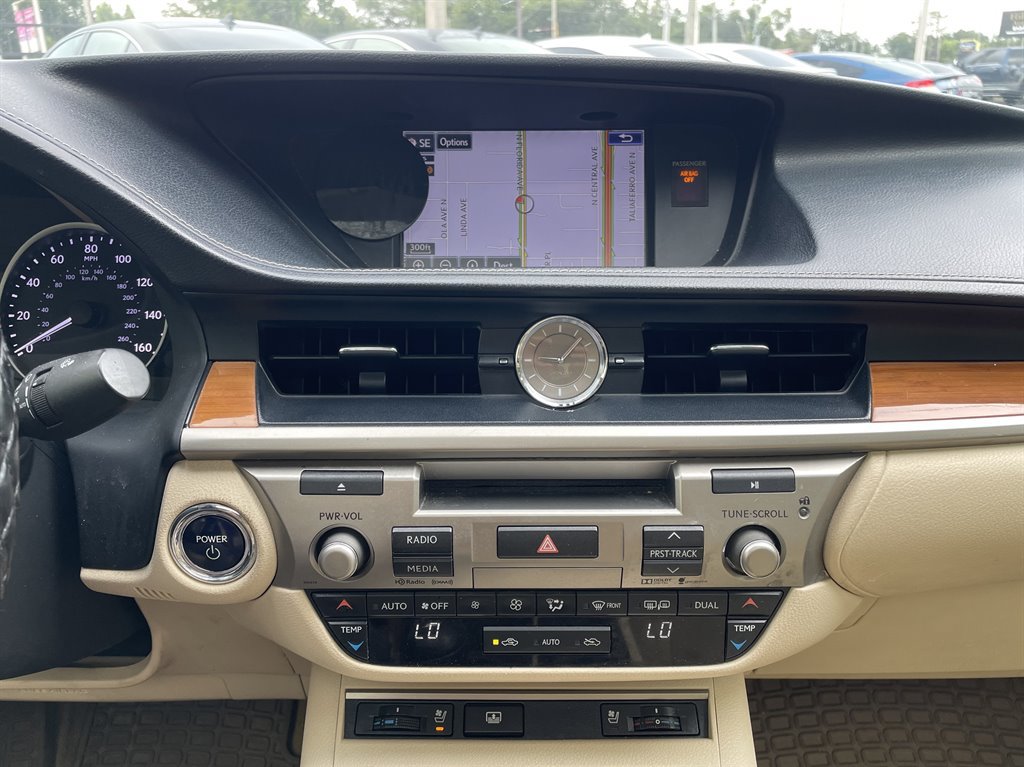Used 2015 Lexus ES 300h w/ Navigation System Package FWD image 27