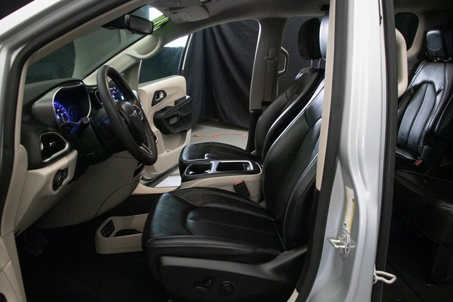 Used 2024 Chrysler Pacifica Touring-L image 26