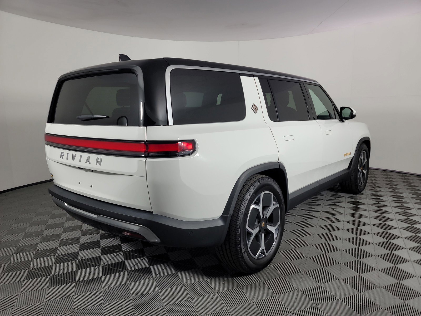 Used 2023 Rivian R1S Adventure AWD/4WD image 5