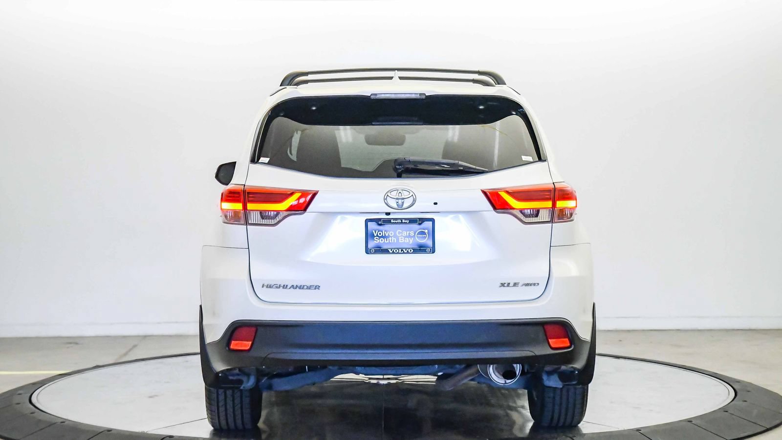 Used 2017 Toyota Highlander XLE w/ Preferred Accessory Package AWD/4WD image 3